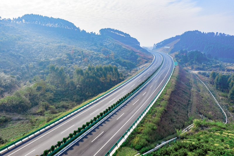 6.高速公路與群山相連，植被覆蓋率高，與原生態(tài)環(huán)境恢復(fù)有機(jī)結(jié)合.jpg