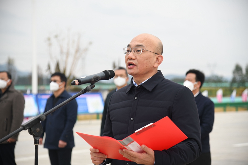 自治區(qū)交通運(yùn)輸廳黨組成員、總工程師陳津維宣布通車.jpg