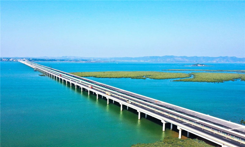 蘭州至?？诟咚俟窂V西欽州至北海段改擴建工程鐵山港跨海特大橋.jpg